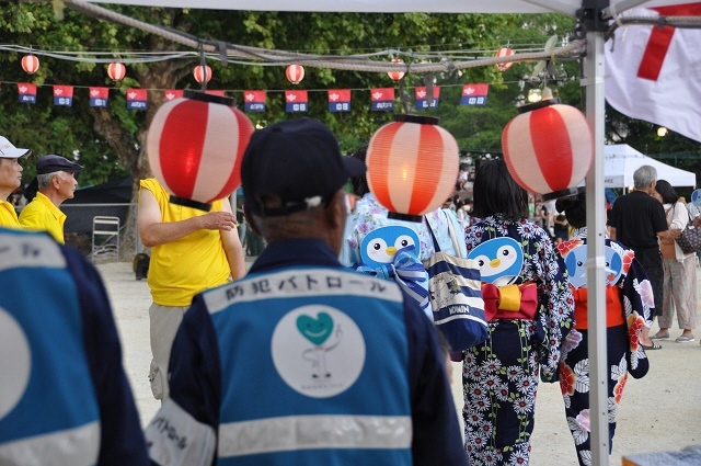 写真:盆おどりを見守る地域の方々