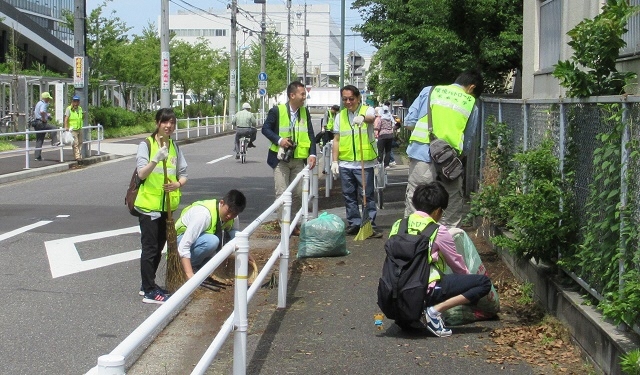 写真:クリーンキャンペーンでごみを拾っている様子