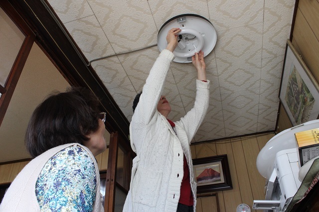 写真:電球を付け替える様子