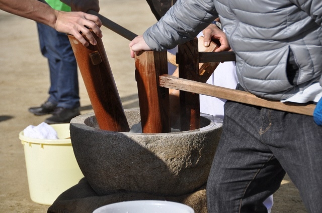 写真:もちつき大会でもちをついた瞬間