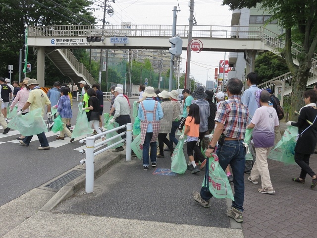 写真:クリーンキャンペーンでごみを拾いに行く様子