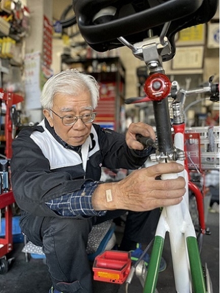 写真:自転車を整備している様子