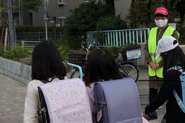 写真:子ども下校時見守りの様子