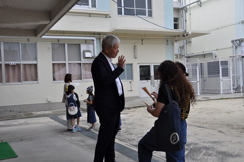 写真:学生が委員長に取材をしている様子