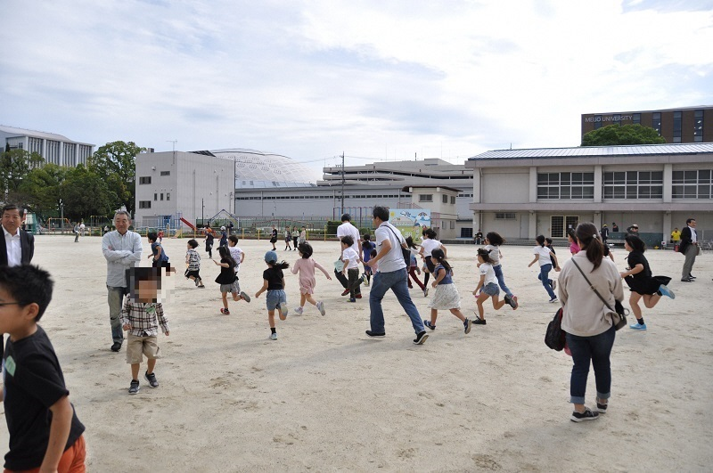 写真:逃走中を楽しむ子供