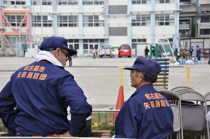 写真:消防団員が話をしている様子
