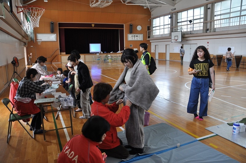 写真:実際に防災グッズの体験をしている様子