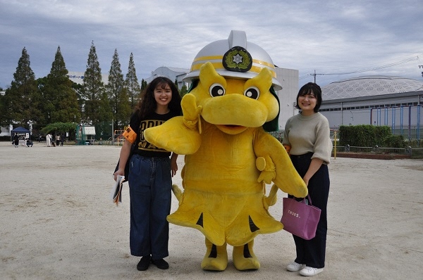 写真:マスコットとの記念撮影