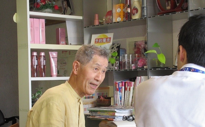 写真:インタビューの様子