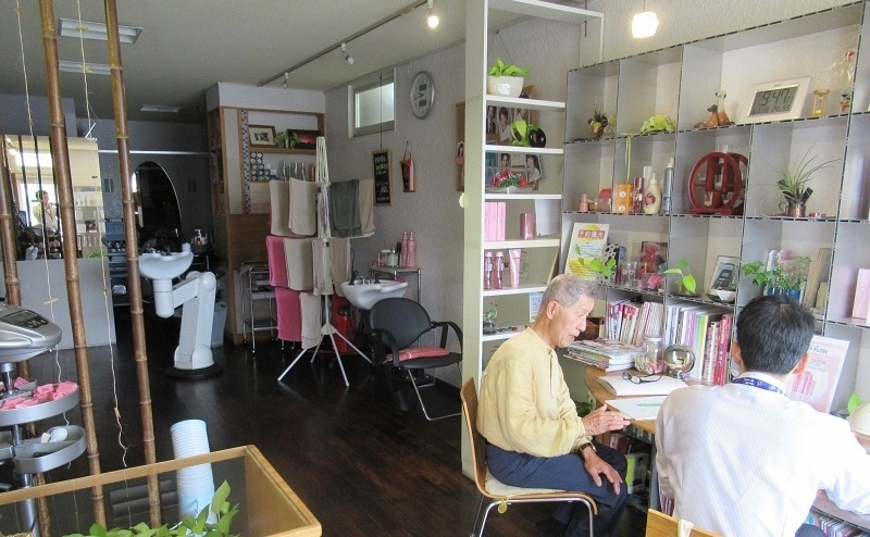 写真:お店と水谷会長を撮った様子