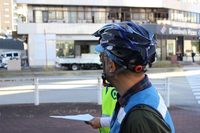 写真:取材をうける隊員
