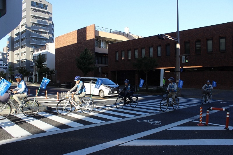 写真:まちを走る山吹学区自転車パトロール隊