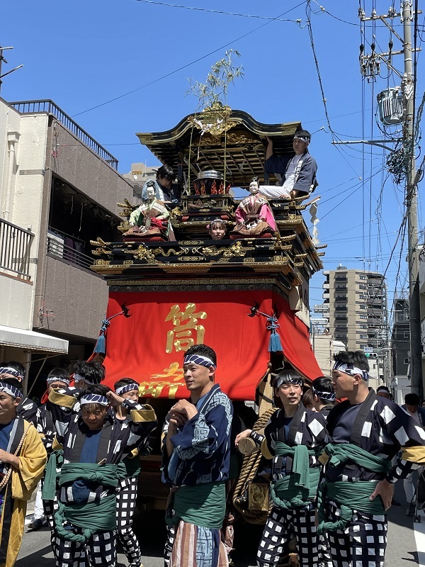 写真:湯取車 筒井町商店街を曳行時