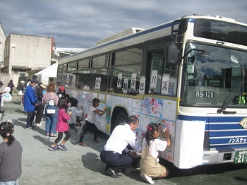 写真：お絵かきバス