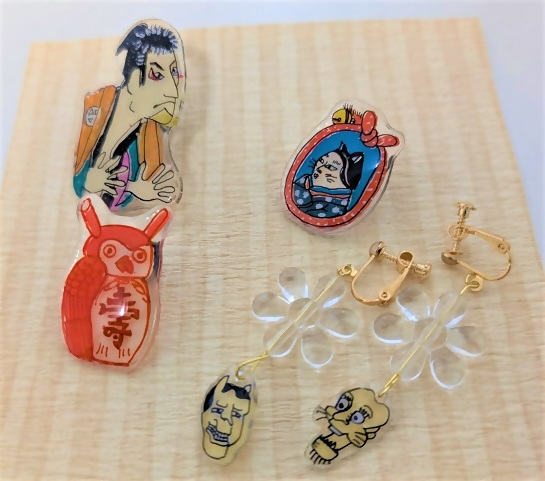浮世絵などをモチーフにしたアクセサリーの写真