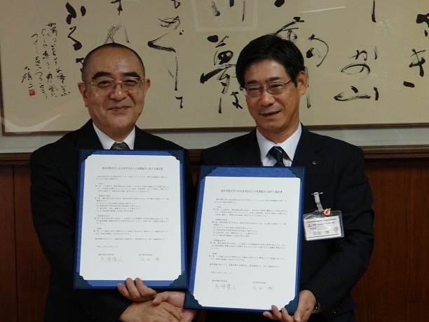 写真：調印式の様子