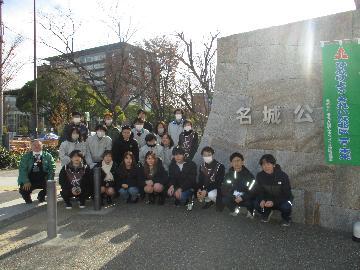写真:愛知学院大学名城公園キャンパスで記念撮影