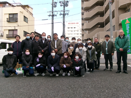 写真：愛生会本部駐車場で記念撮影