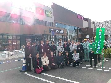 写真:イオン前で記念撮影