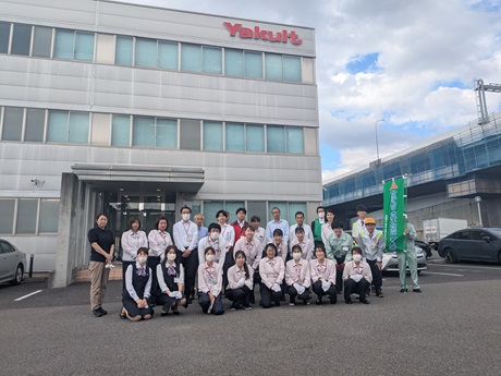 写真：ヤクルトマーケティング東海名古屋カンパニー前での記念撮影