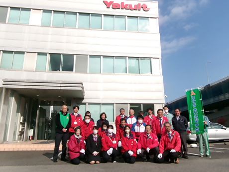 写真：名古屋ヤクルト販売前での記念撮影