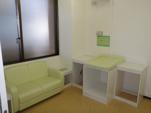 写真:授乳室内は、オムツ換え台、ソファを設置しており、両側に荷物を置いていただけるようテーブルを設置しております。
