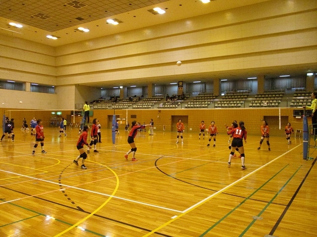 写真:北区女性レク・バレー大会競技風景