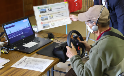 ドライブシミュレータを操作している写真