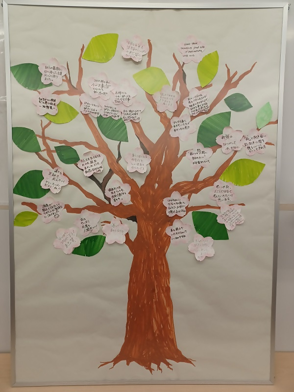 写真:朗読会の感想が書かれた木です。