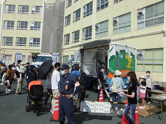 写真:起震車の地震体験