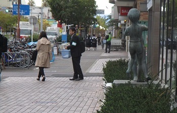 写真:放置自転車追放キャンペーンにて、啓発活動を行っている様子