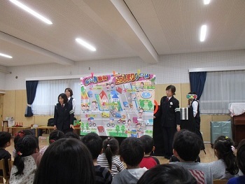 写真:交通安全教室の様子です。楽しく交通安全を学びます。