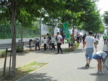 写真:令和元年度クリーンキャンペーンにて、地域の一斉清掃を行う様子