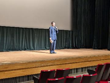 写真:令和6年度 ふゆやすみこどもふれあいえいが会 警察のかたからのおはなしの様子