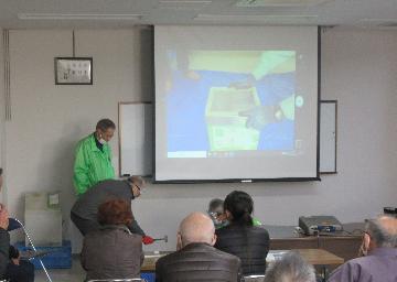 写真:防犯セミナーにおけるガラス割り体験の様子