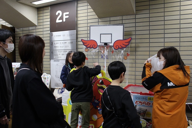 写真:空のカプセルをシュートする様子