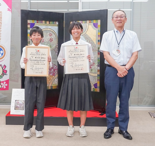 区長と野々部さんたちの写真