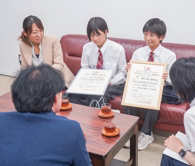 対談で賞状を見せてくださっている写真