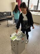 写真：模擬投票の様子（2枚目）