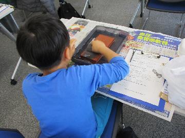 写真:石包丁を作っている様子1