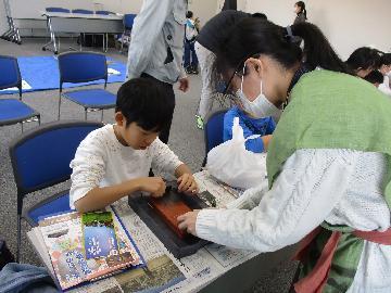 写真:石包丁を作っている様子2