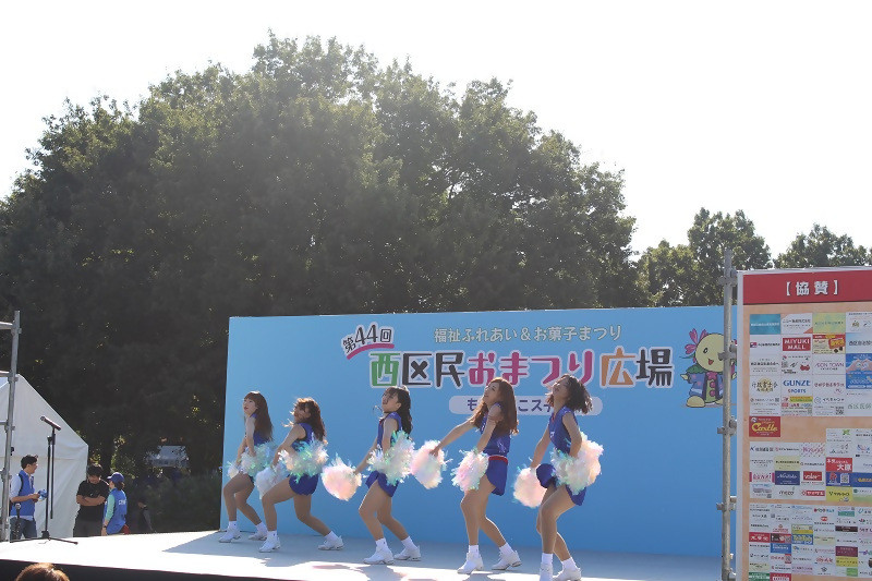 写真:FEgirlsのパフォーマンスの様子