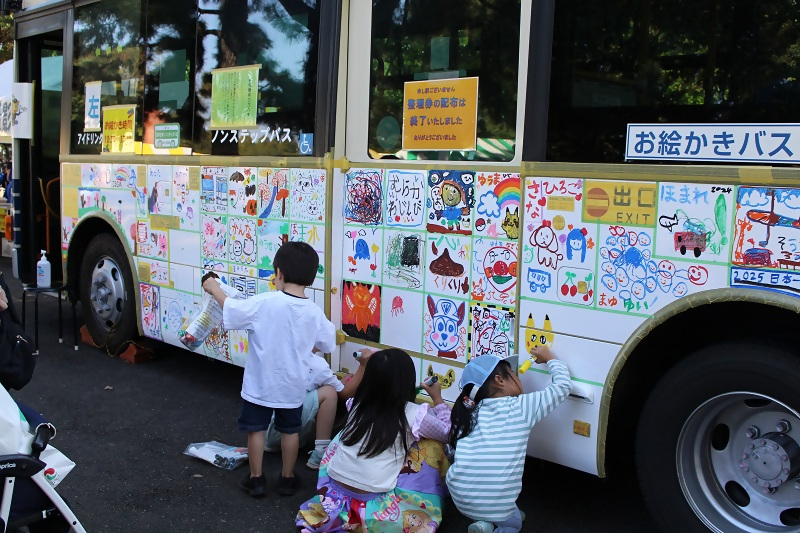 写真:お絵かきバスの様子