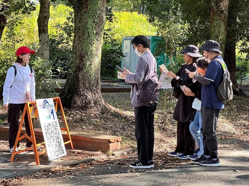 写真:スマホでスタンプラリーに参加している様子