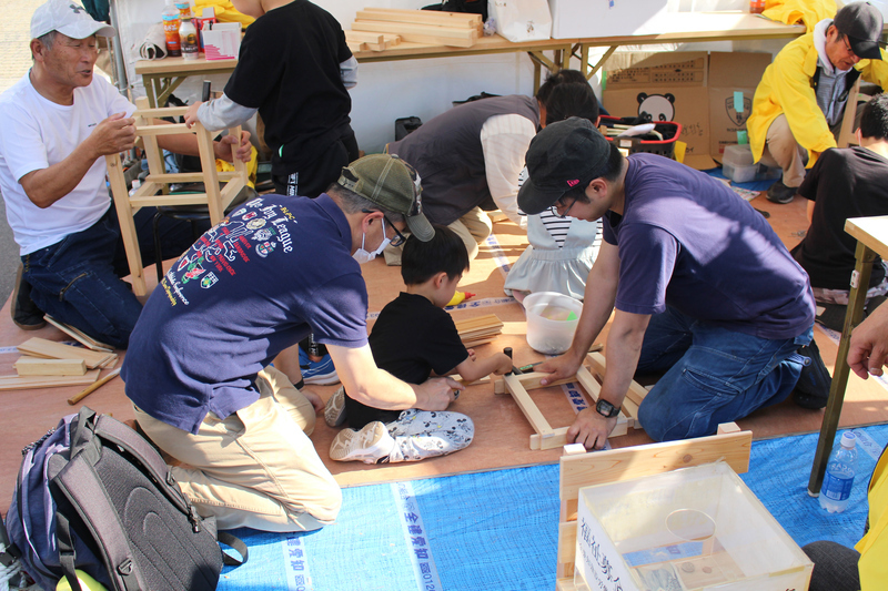 写真:木工教室ブースでの様子