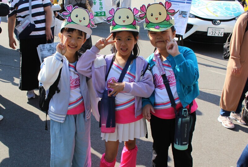 写真:ぷりむらんサンバイザーと子どもたちの様子