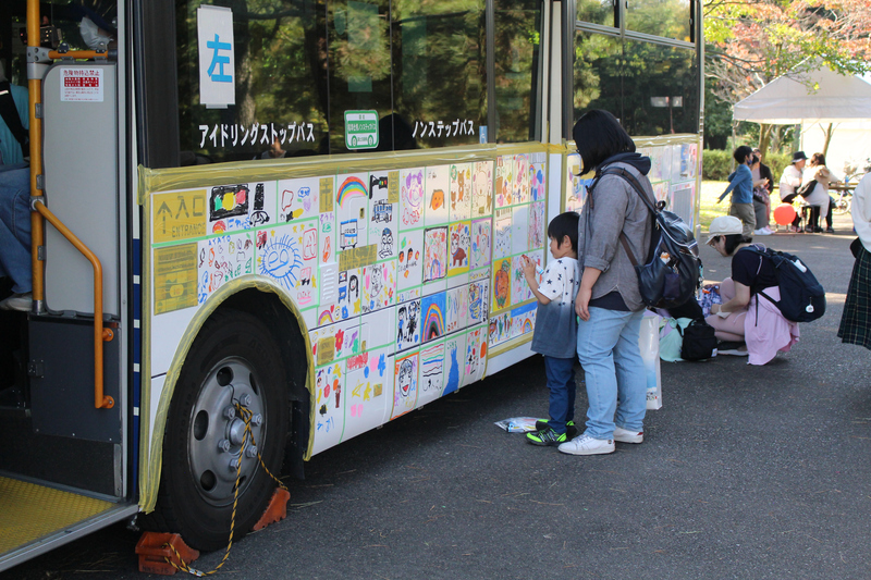 写真:お絵かきバスの様子