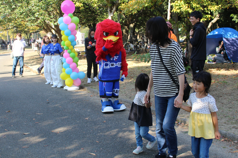 写真:リードくんが来場者とふれあう様子