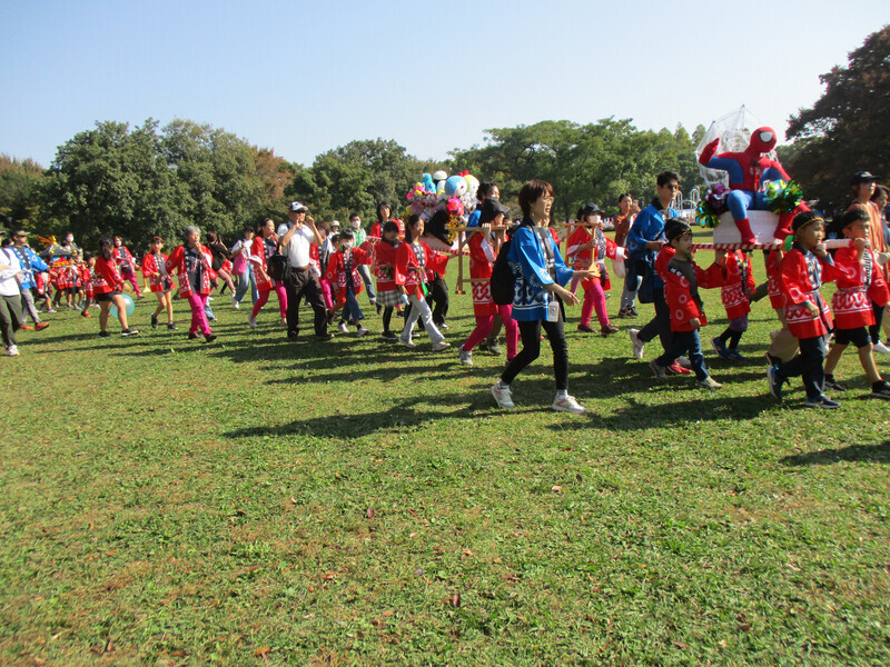 写真:庄内学区子どもみこしによる盛り上げの様子