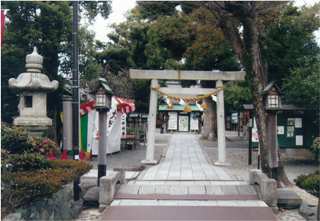 写真:伊奴神社の鳥居と境内